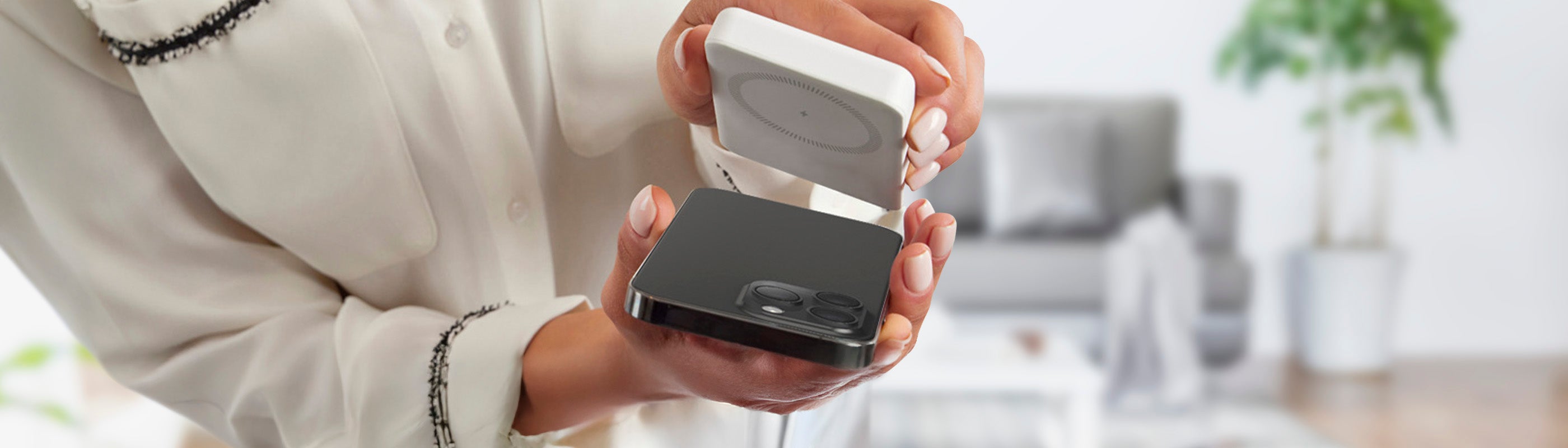 COMPATIBLE WITH MAGSAFE