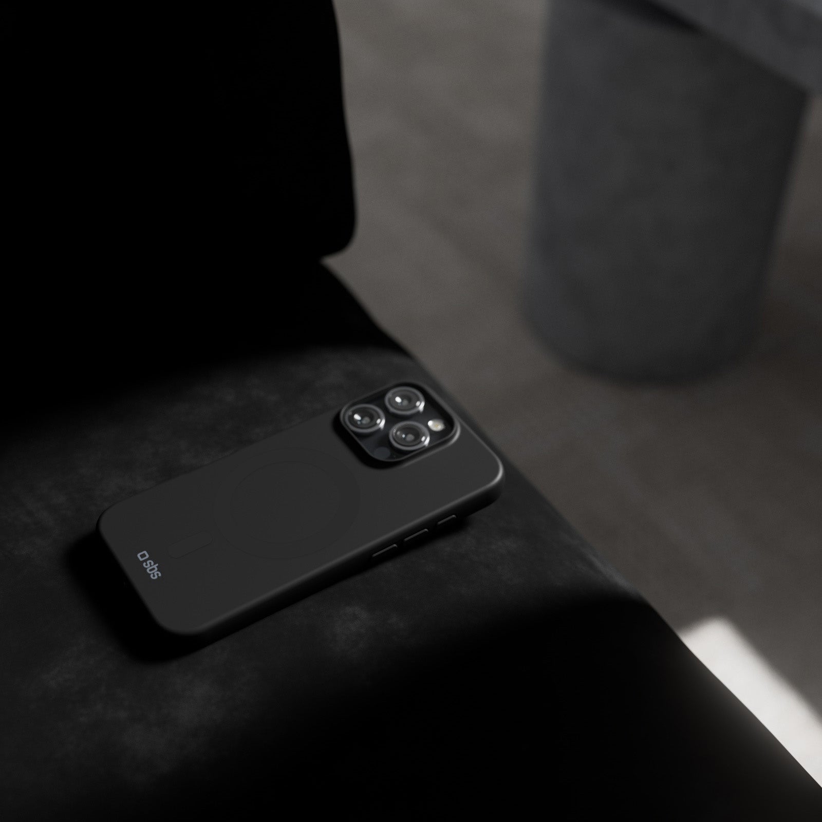 Instinct Mag - cover per iPhone 16 Pro morbida e compatibile con MagSafe