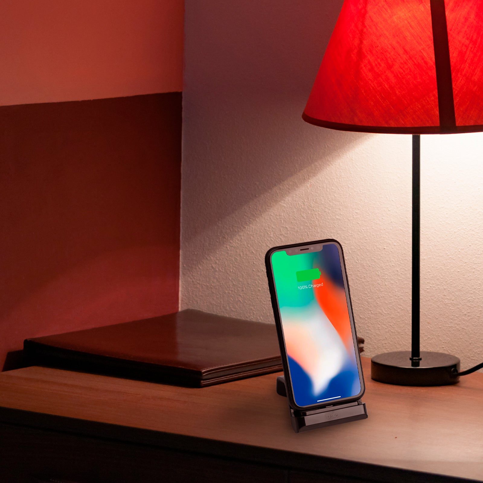 Soporte de mesa con función de recarga para iPhone con conector Lightning