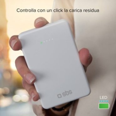 5,000 mAh power bank with wireless magnetic charging