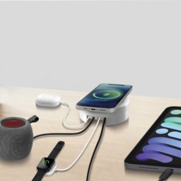 Charging station with 2 USB-A ports, 2 USB-C ports and wireless charger